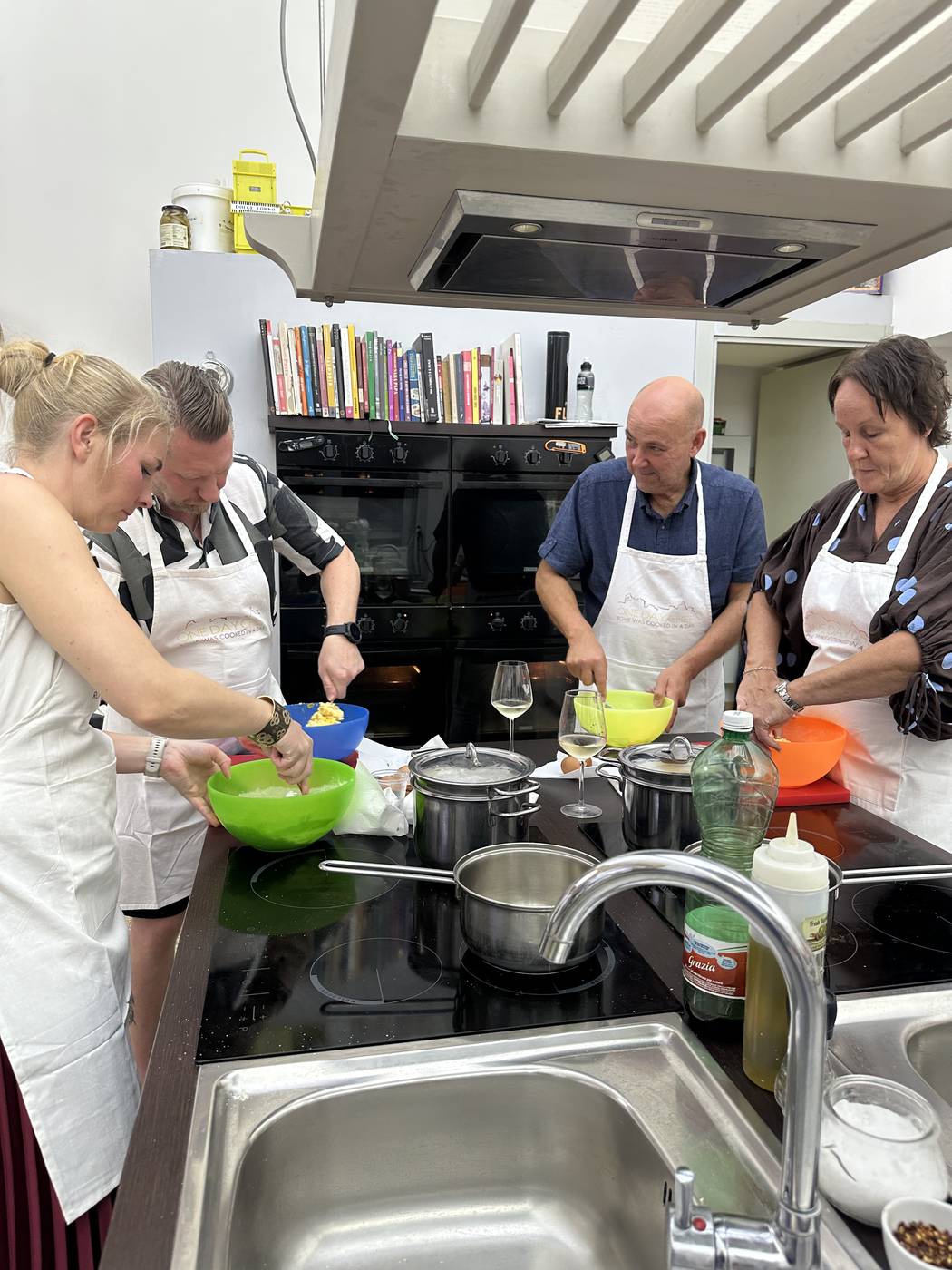 Partecipanti che lavorano in coppia durante un corso di cucina per gruppi a Roma